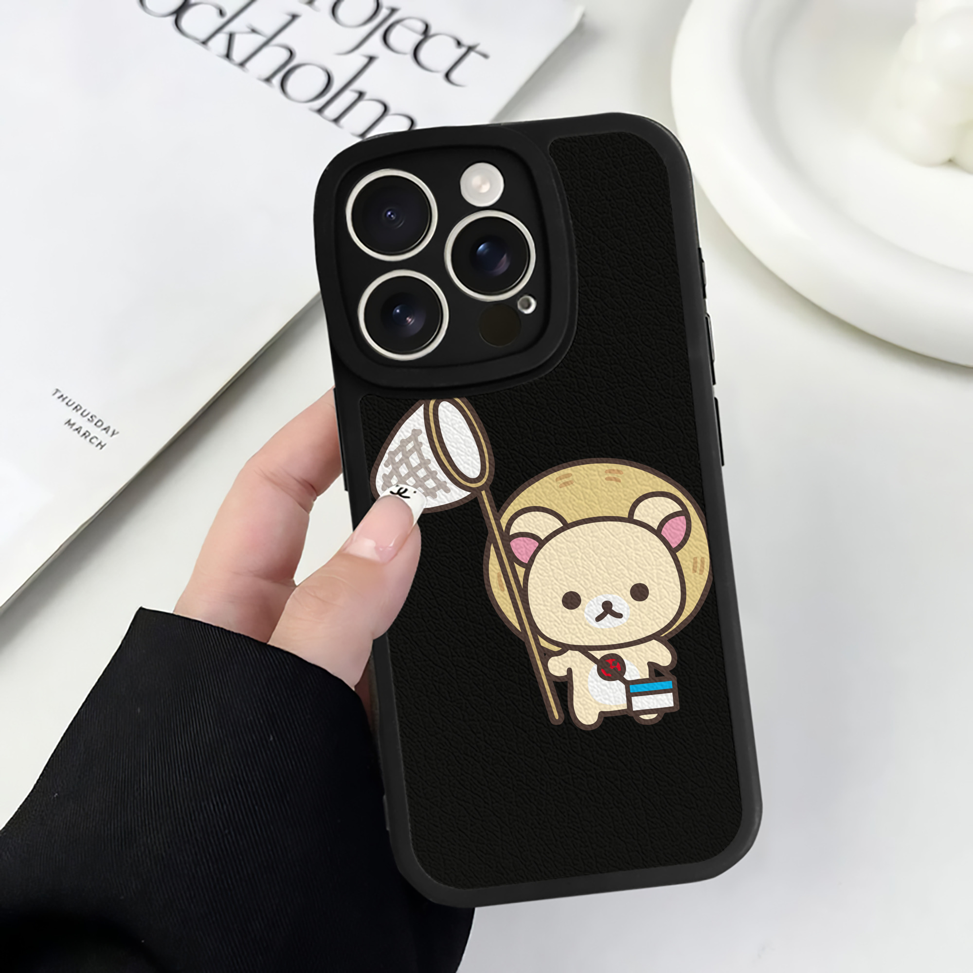 （画像用） リラックマ リラックマ キイロイトリ Rilakkuma Korilakkuma Kiiroitori 【iPhone 16シリーズ対応】シリコンスマホケース（レザー調） 材質：シリコン
